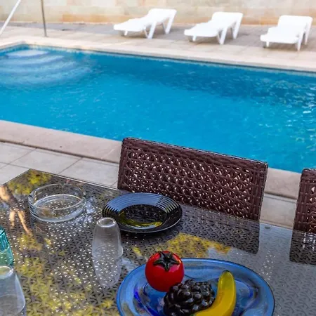 Villa Paradiso: Seaside Retreat
